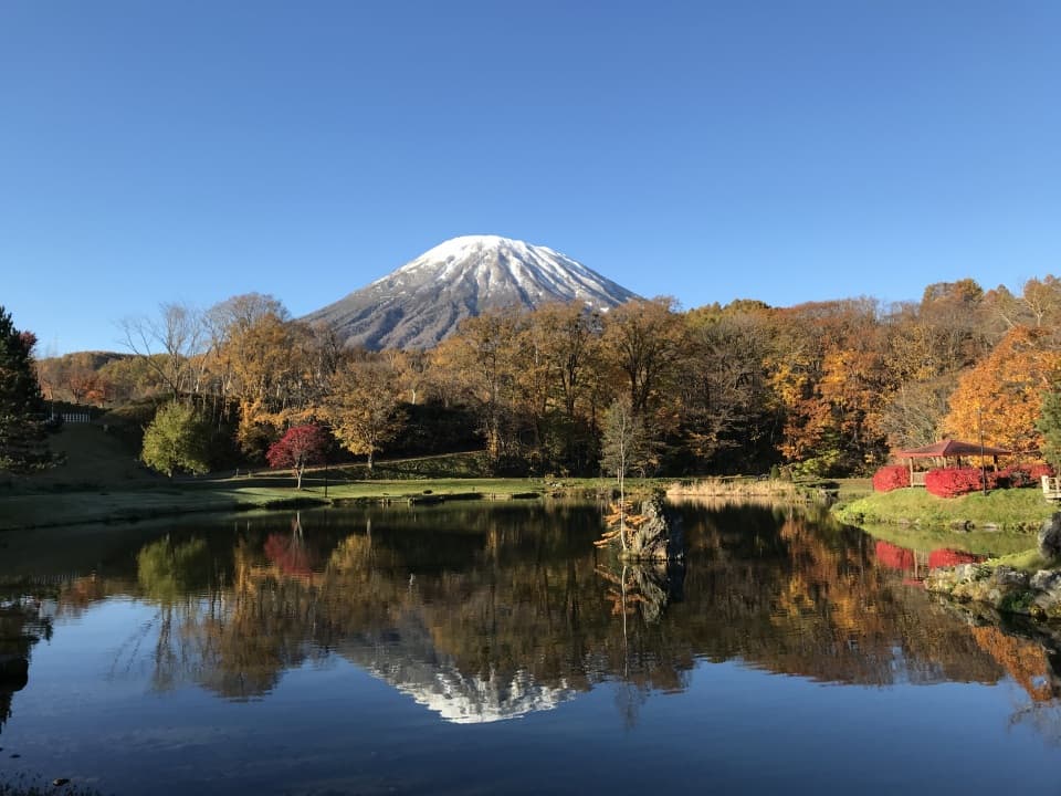 秋のニセコで心身をリフレッシュ！紅葉・温泉・スパ・美食を楽しむウェルネス旅
