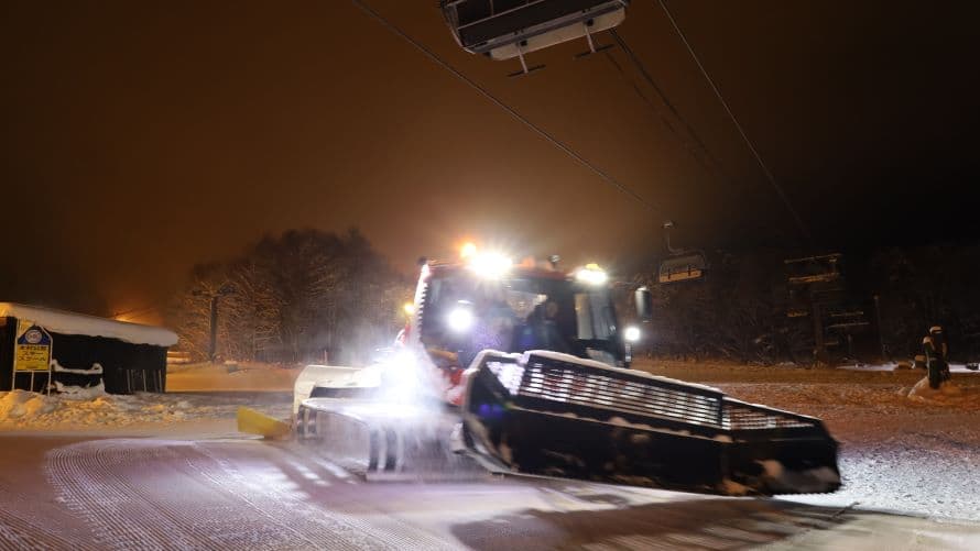 富良野スキー場、パッセンジャーキャビンを搭載した圧雪車を新規導入圧雪車で移動するファーストトラックやお子さままで楽しめる乗車体験、ナイトツアーを初開催