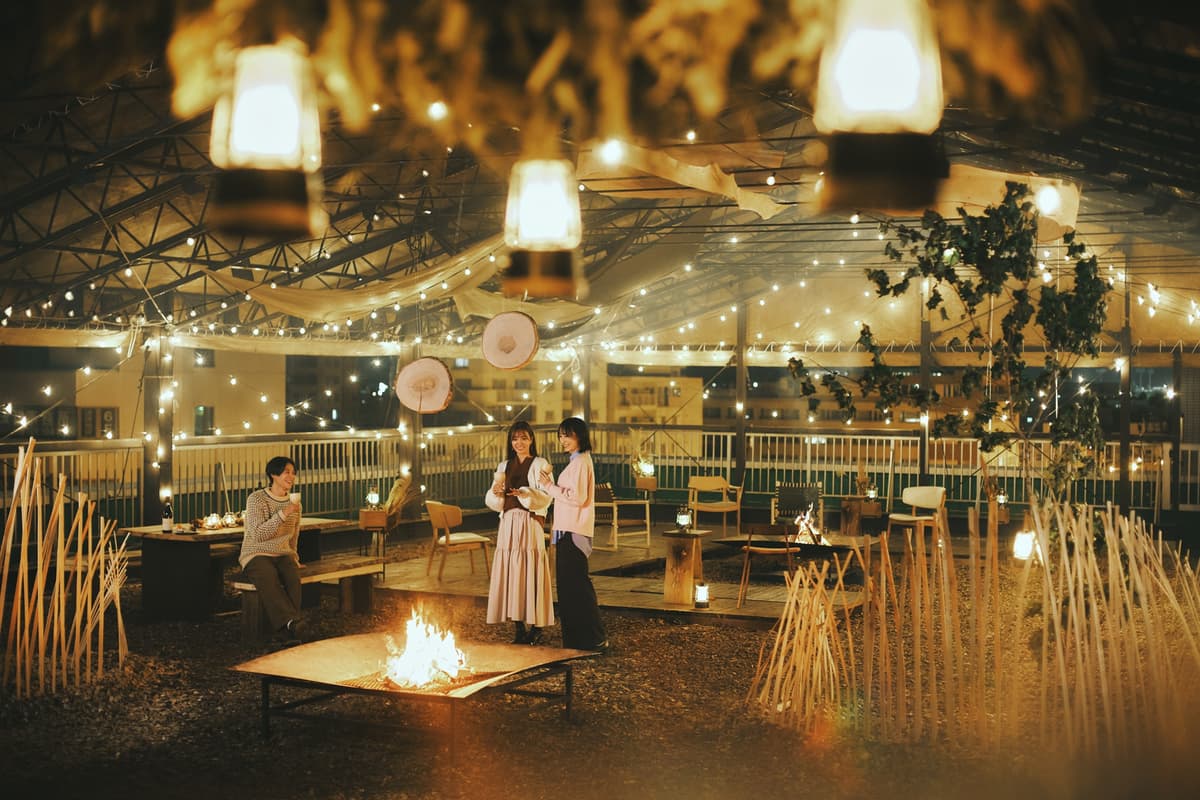 旭川の“建材にならない木”を家具や装飾に。OMO7旭川「まちなか焚き火Bar」11月3日まで開催