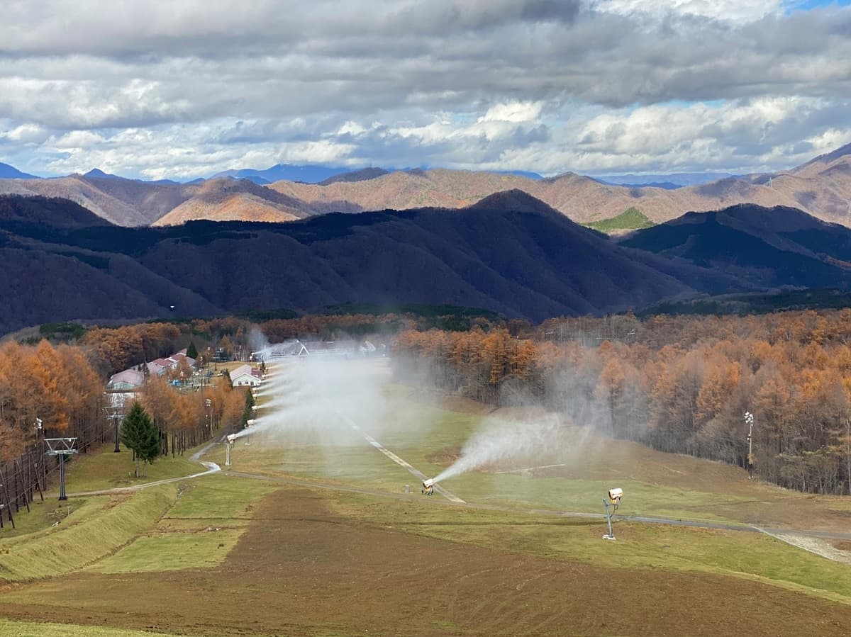 栃木・ハンターマウンテン塩原で最新自動人工降雪機を大型追加導入。早期に山頂から山麓までのロングコースオープンを目指す