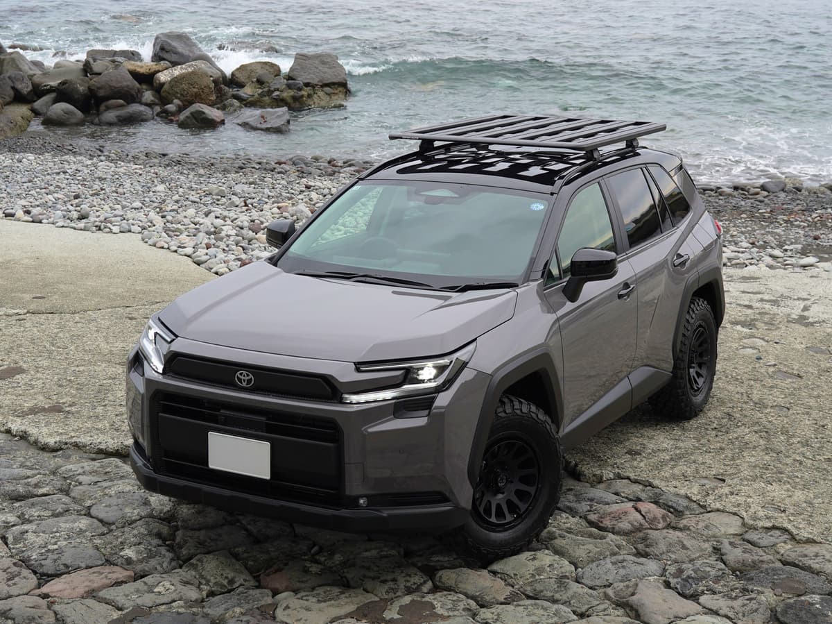 新型RAV4専用「RHINO-RACK」フラットルーフラック発売、アウトドアギアの積載力を拡張