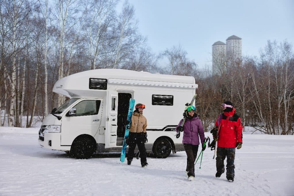 車中泊だから自由に滑れる。星野リゾート×JAPAN C.R.C.「北海道パウダーベルト」を巡る冬のキャンピングカー旅
