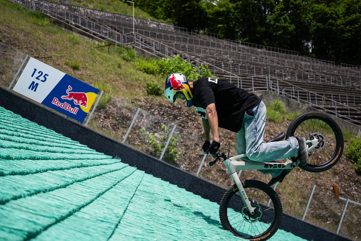 世界初！長野五輪のジャンプ台を“前輪一本・後ろ向き”で走破　レッドブル・アスリート西窪友海が2つのギネス世界記録™を樹立