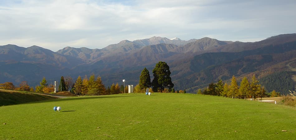 標高1200mの天空ゴルフ！白鳥高原で楽しむ絶景ラウンドと涼感ステイ
