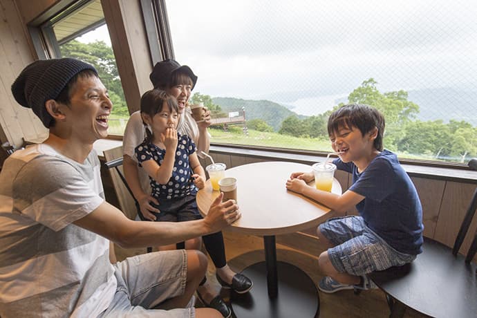 観光リフトで標高1,100ｍの展望テラスへ。7月15日、「野尻湖テラス」グランドオープン　～駅舎2階に北欧風「野尻湖カフェ」誕生～ - 画像2