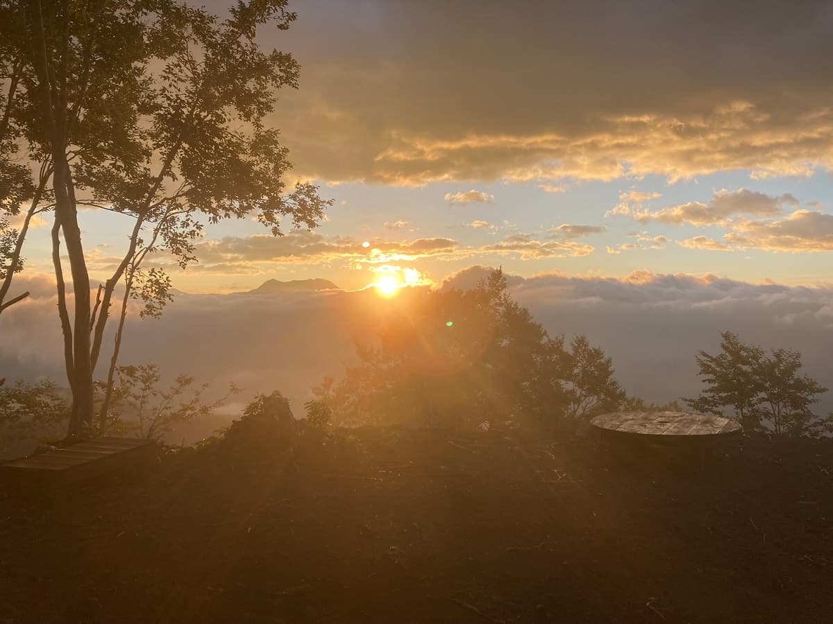 長野・白馬アルプスホテルが、山頂に向かうリフトの上で“絶景”と“朝食”を楽しむ「空飛ぶレストラン」を7/13より提供開始 - 画像3