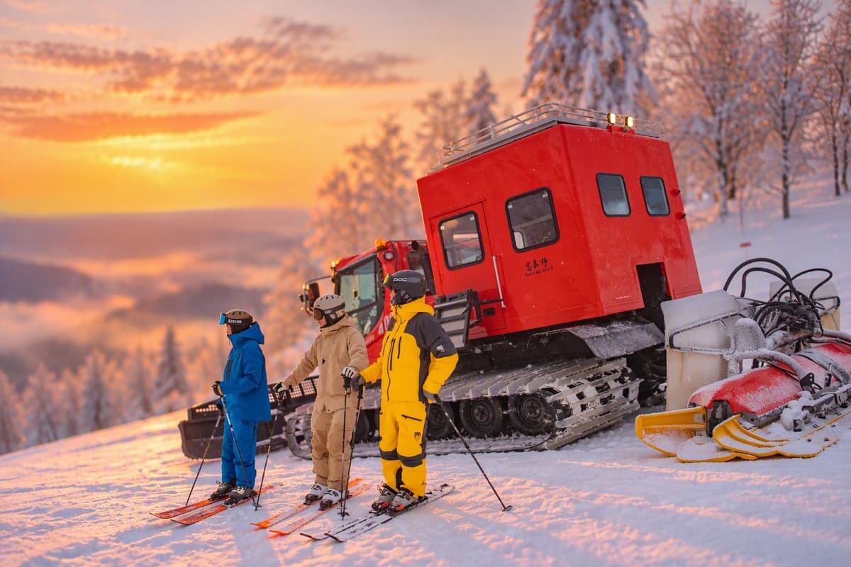 富良野スキー場、圧雪車で楽しむ早朝滑走とナイトツアーを開催
