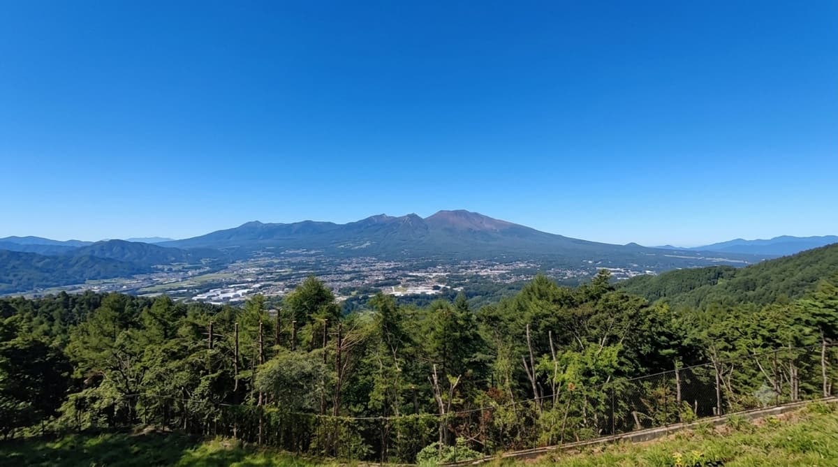 夏休みのお出かけに！佐久平ハイウェイオアシス「パラダ」に浅間山を望む、天空の木製展望デッキがリニューアルオープン