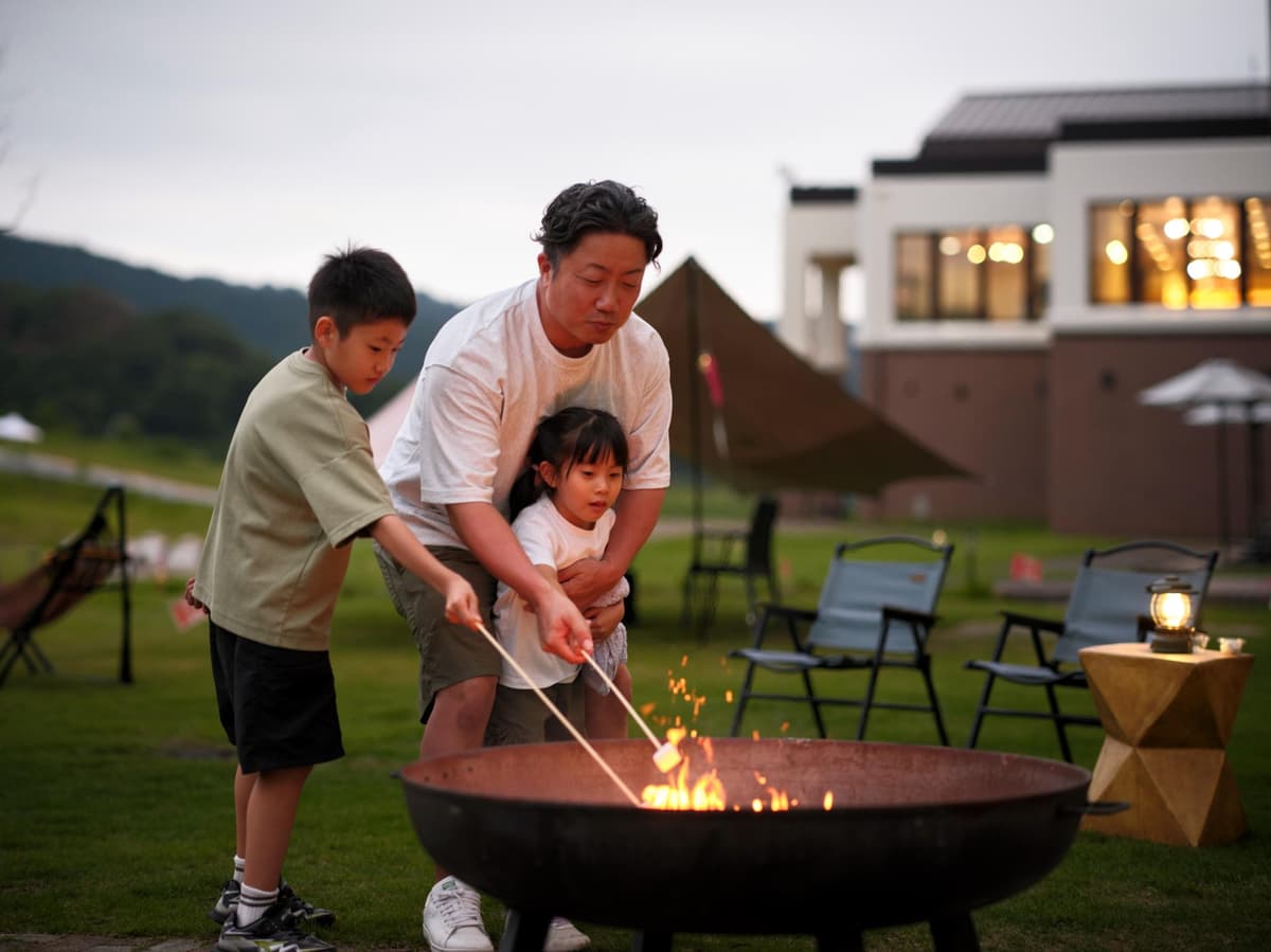 夕陽に染まる山々、焚火を囲む夜。JAM福井勝山で楽しむ秋のリゾートステイ