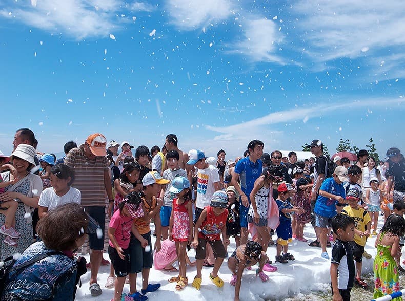 夏の白浜に雪が積もる！和歌山『アドベンチャーワールド』で「サマースノーパーク」を開催！