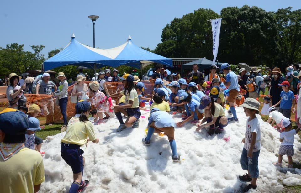 7月26日えびな市民まつりにて開催！真夏に天然雪で遊べるイベント「雪でアソビナ」