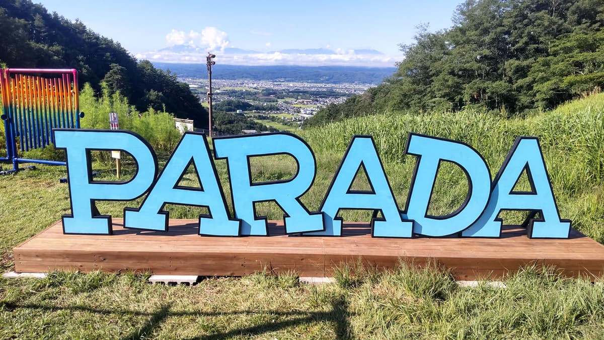 佐久平の絶景を背景に「PARADA」新フォトスポット。第8リフト山頂に大型ウッドモニュメント登場