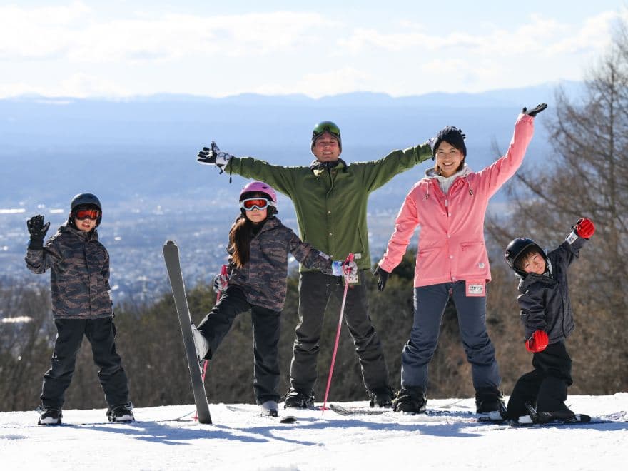 日本で唯一高速道路直結スキー場！！