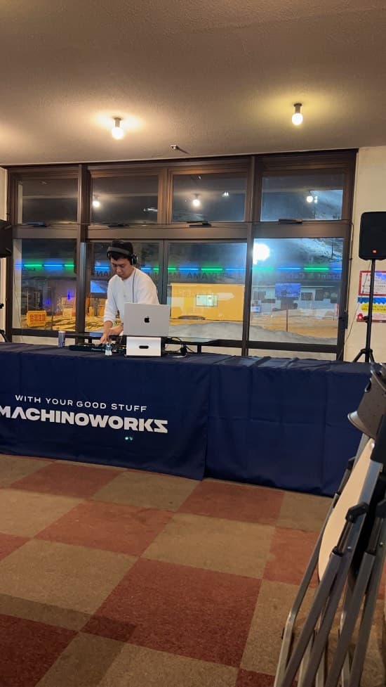 DJの音楽を聴きながら滑れる