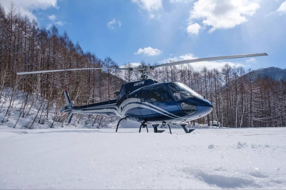 長野・白馬乗鞍温泉スキー場からヘリコプターで標高2110m超へ!バックカントリーを滑走する「白馬ヘリスキー」と、白銀の絶景で特別なひとときを楽しむ「絶景遊覧プラン」