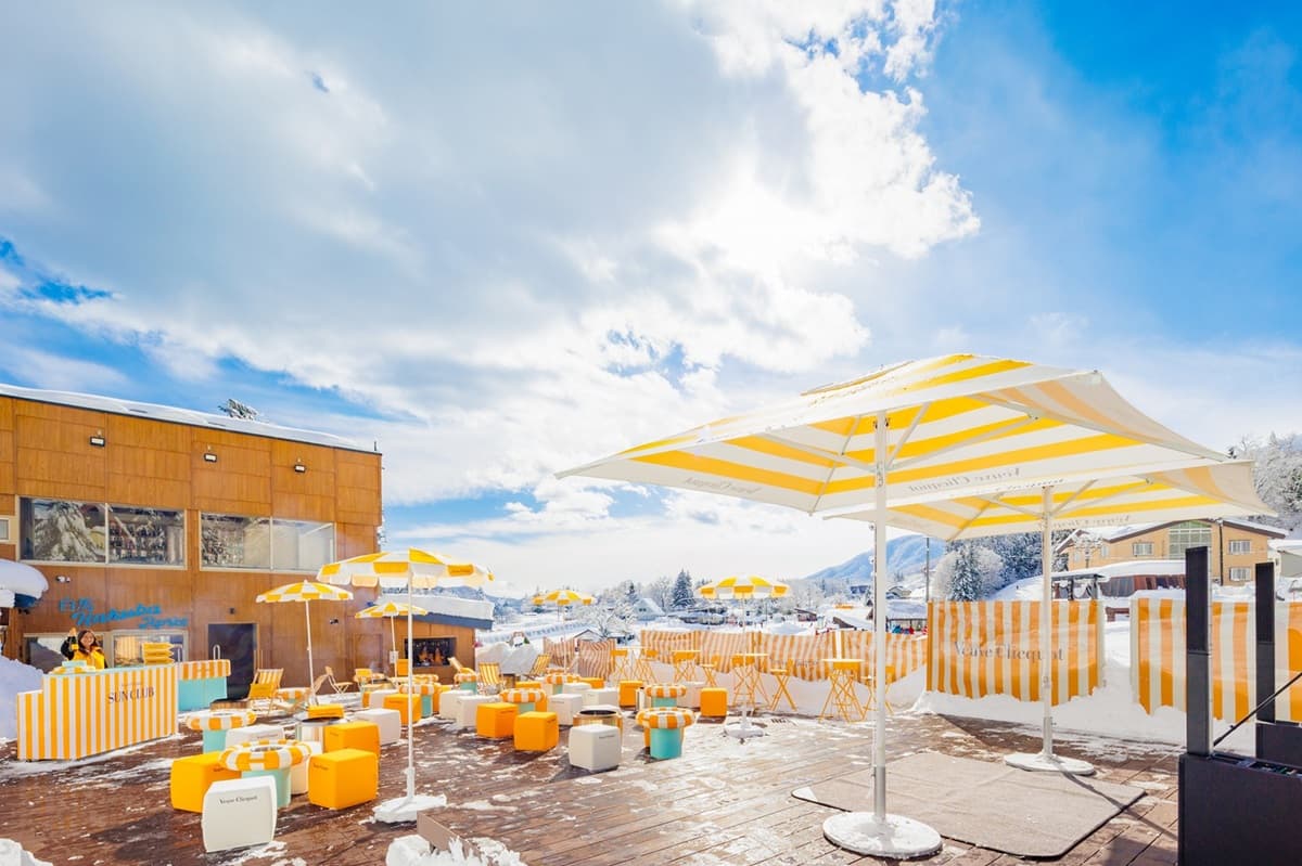 白馬の壮大な雪山とともにシャンパーニュを楽しむポップアップテラス「SUN CLUB by Veuve Clicquot」2026年3月まで<Hakuba Après(白馬アプレ)>にて期間限定オープン