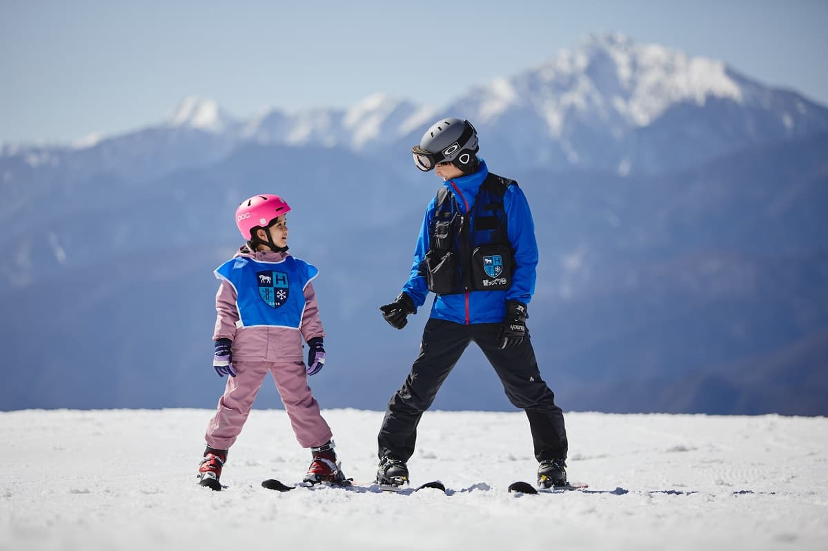 山梨県北杜市「星野リゾート リゾナーレ八ヶ岳」で、子どものスキーデビューをホテルが全面サポートする宿泊プランが登場