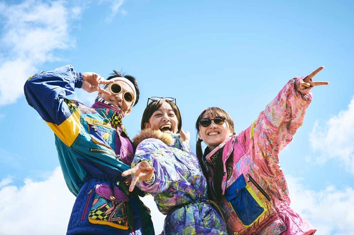 福島県「星野リゾート 磐梯山温泉ホテル」でPOPな90年代のスキーファッションを楽しむ!「90's レトロ★スキー旅」が新登場