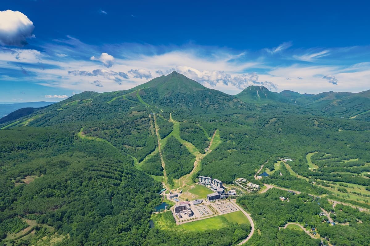 北海道・ニセコHANAZONOリゾートに世界が熱狂するラケットスポーツ「パデル」本格コート誕生