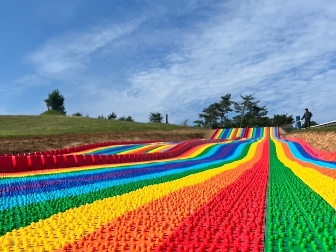 びわこ箱館山(滋賀)で大自然を全身で感じる爽快アクティビティ!全長50mを降下する『虹色スライダー』が7月19日(土)から新登場