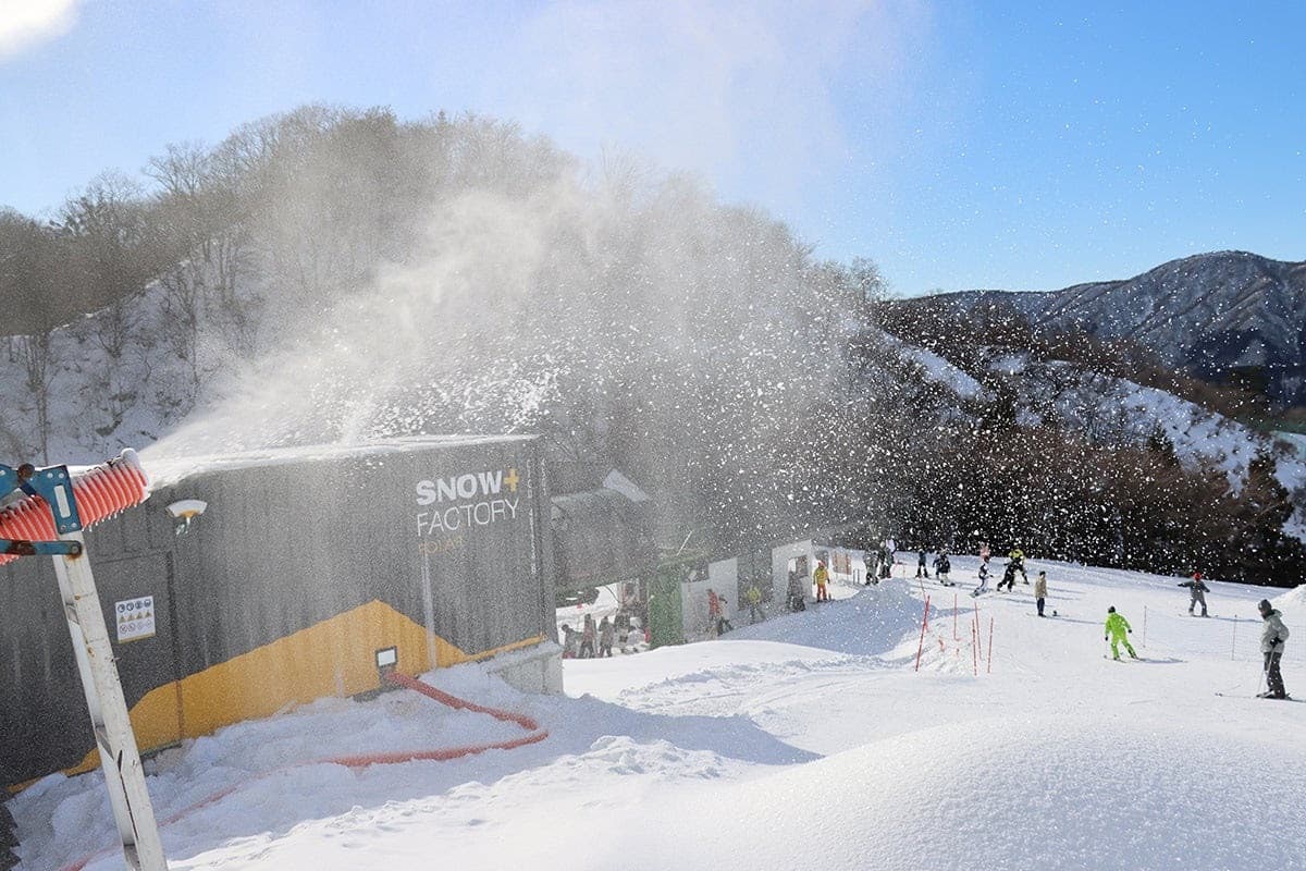 【グランスノー奥伊吹】【総額12億円!人工造雪機7基の新設!】全8基「1日525トン」の造雪で「過去最速11月中のオープン」を目指す。