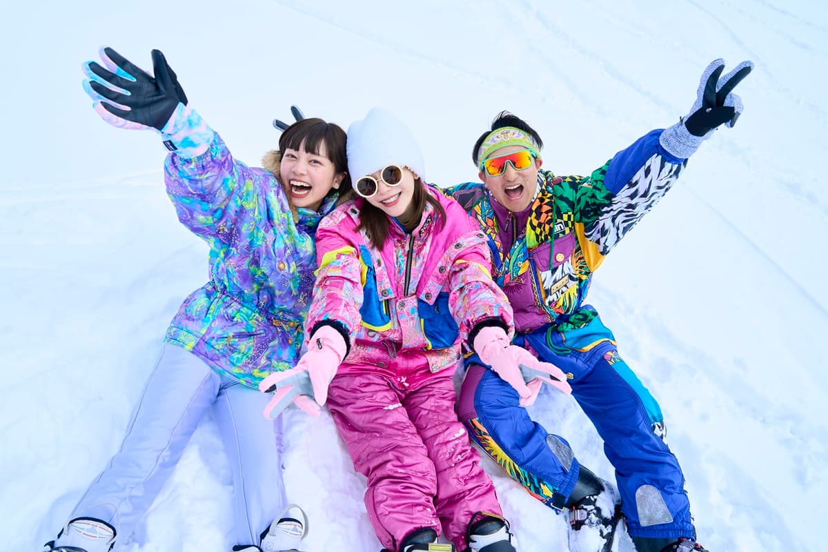 福島県「磐梯山温泉ホテル by 星野リゾート」、POPなウェアでスノートリップを楽しむ「90’s★レトロスキー旅」今年も登場
