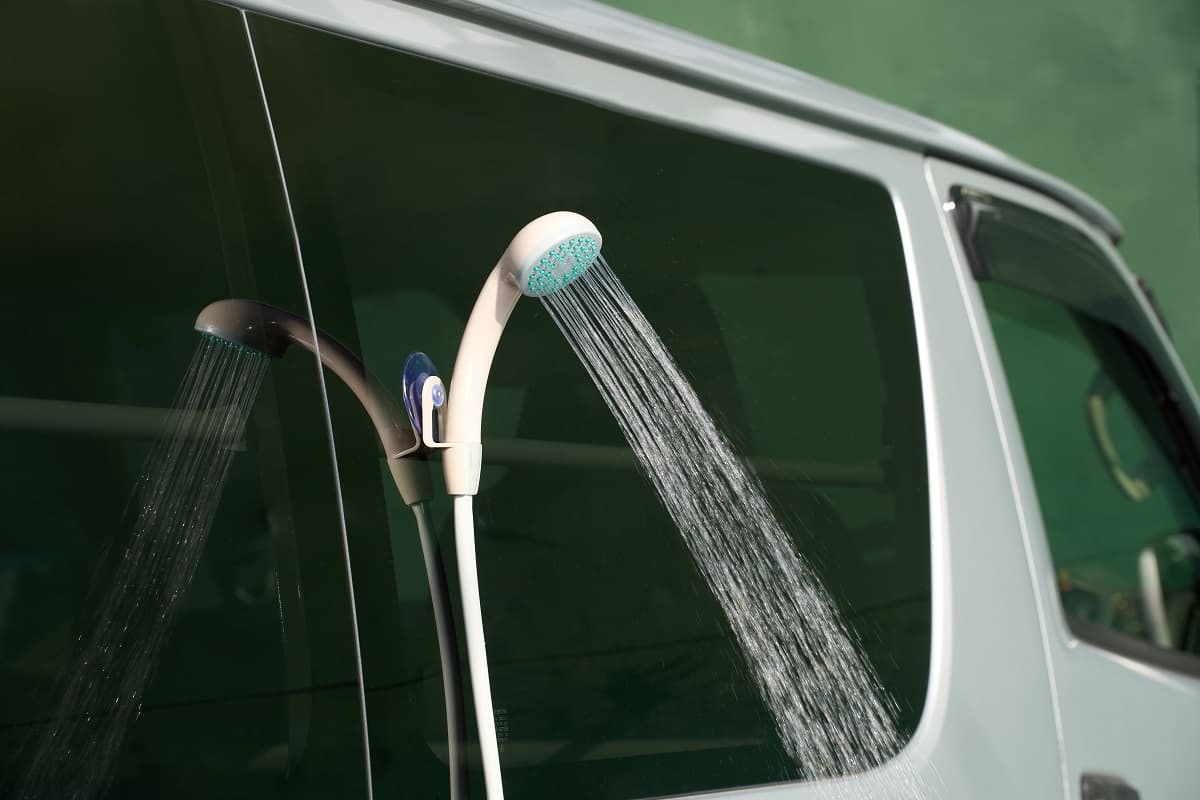 水道がないところでも使える!バッテリー式で持ち運びも楽々な「野電 リチャージャブルシャワー」新発売!