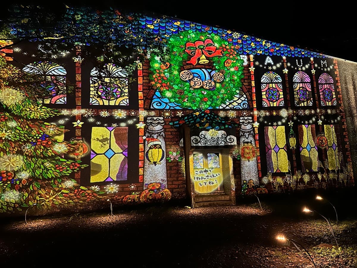 群馬県みなかみ町の森に広がる光と音の没入体験型アートイベントが11月24日まで秋冬バージョンに衣替え