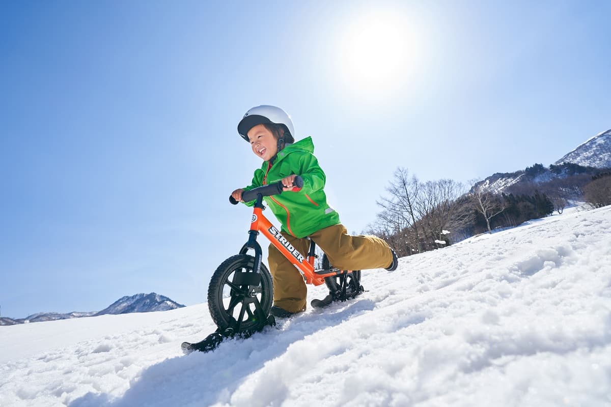 【イベント情報】アタッチメントをつけてスノーストライダーで雪山を駆け抜けよう!2023年北海道「富良野スキー場」&兵庫県「六甲山スノーパーク」親子イベント開催決定。