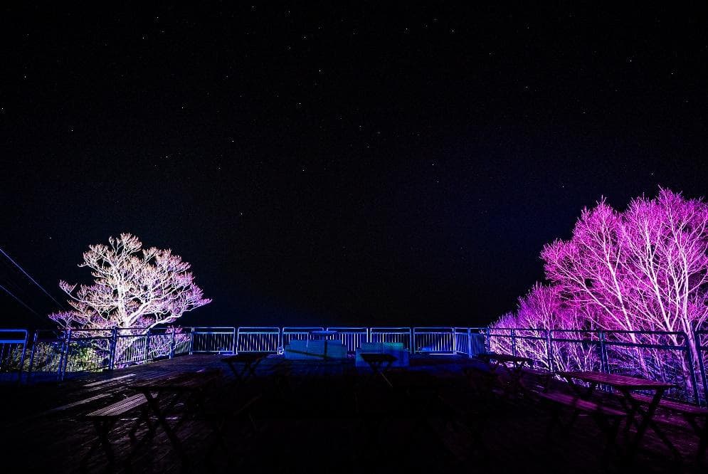 新潟・苗場スキー場、標高約1,500mの山頂で星空観賞が楽しめる「HOSHIZORAテラス」ニューオープン