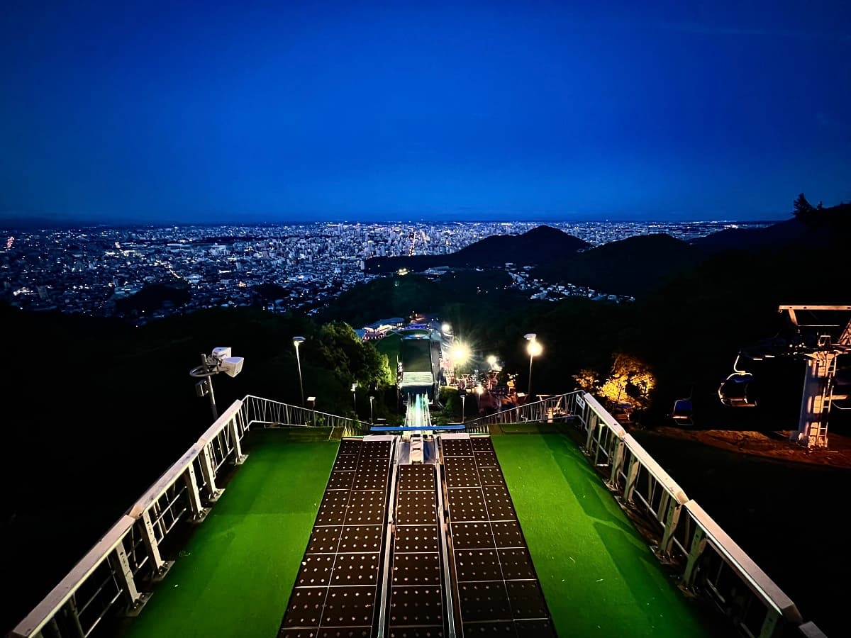 北海道「大倉山ジャンプ競技場」大倉山展望台リフトが夜間営業を実施