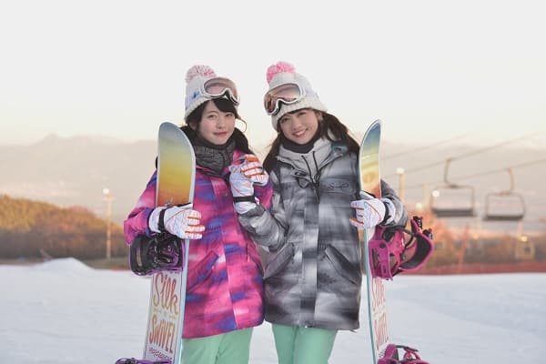 ゼビオ冬山キャンペーン 第2弾「まこみな」まこ&「東京女子流」新井ひとみが双子ダンスを踊ってみた★ゲレンデ編 公開! - 画像2