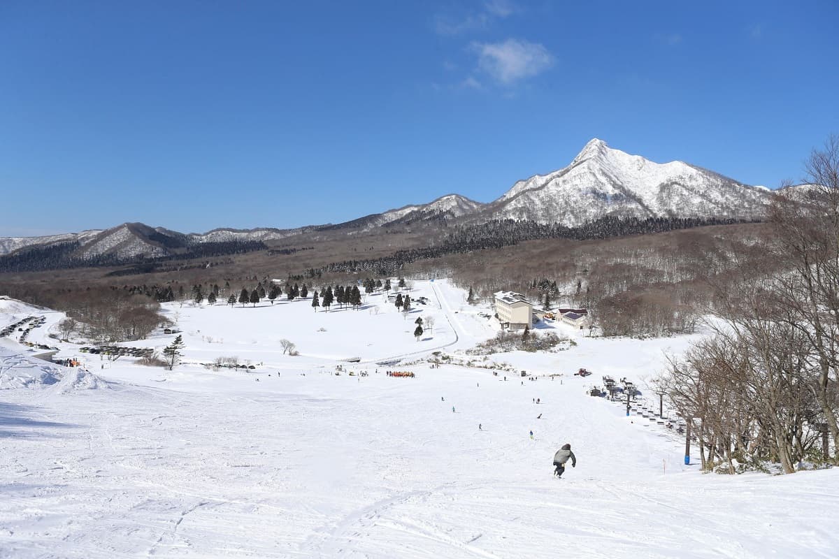 西日本トップクラスの雪質と雪量が自慢!鳥取「鏡ヶ成(かがみがなる)スキー場」が12月21日(土)オープン!当日は運行するリフト代無料